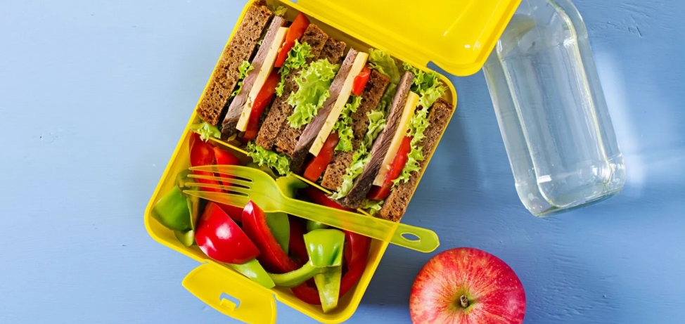 Корисні перекуси для ланч-боксу: що покласти дитині в школу чи на прогулянку для